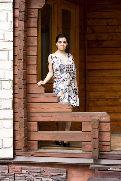 Chica de pie en una veranda — Foto de Stock