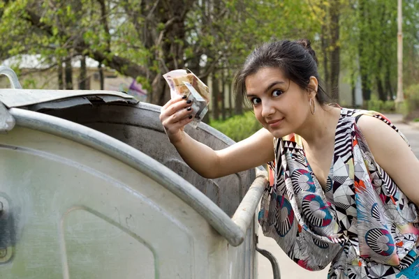 Menina encontrou dinheiro em uma lata de lixo — Fotografia de Stock