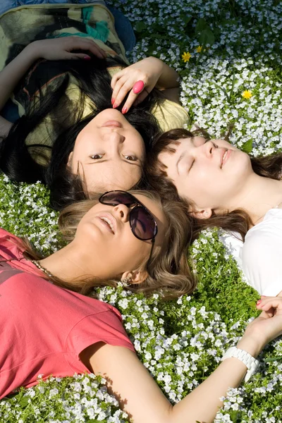 Dívky ležící na trávě — Stock fotografie