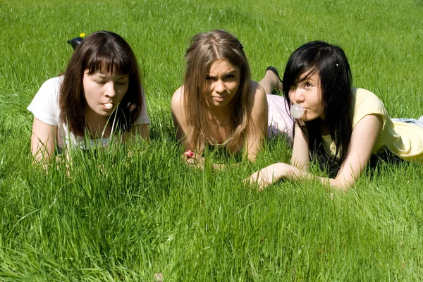 Drei Mädchen liegen auf Gras — Stockfoto