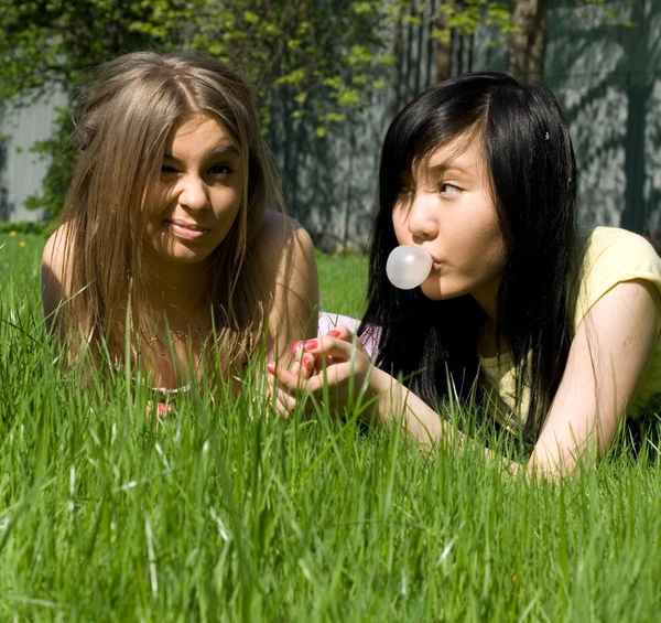 Tre ragazze sdraiate sull'erba — Foto Stock