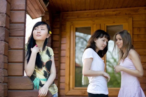 在阳台上的三个女性朋友 — 图库照片