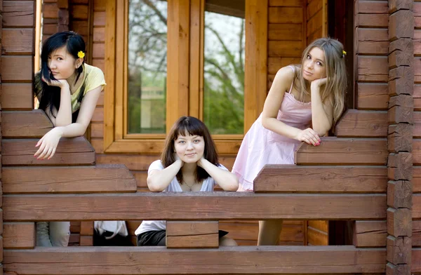 Tři kamarádky na verandě — Stock fotografie