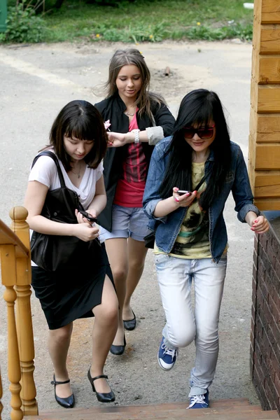 Tre kvinnliga vänner rusar — Stockfoto