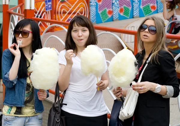 Tiga gadis makan permen benang — Stok Foto