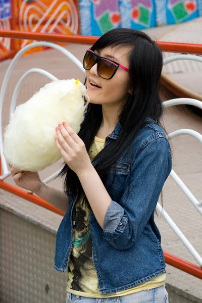 Girl eating candy floss — Stock Photo, Image