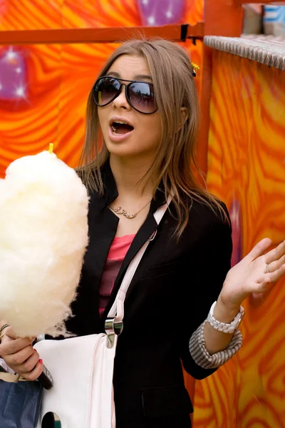 女の子食べる綿菓子 — ストック写真