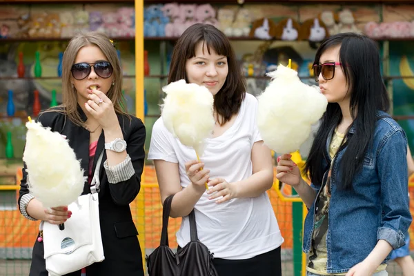 Trois filles mangeant des bonbons fil dentaire — Photo