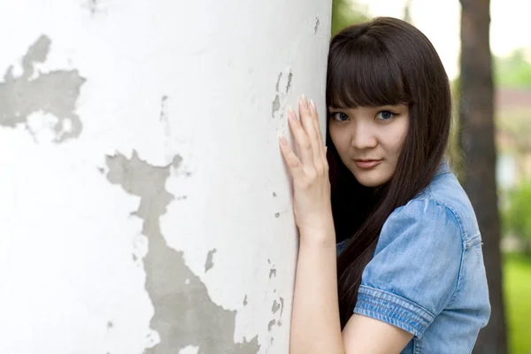 Meisje permanent in de buurt van kolom — Stockfoto