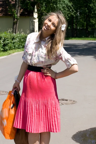 Menina de pé com sacos de compras — Fotografia de Stock