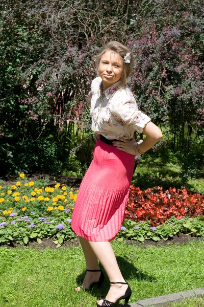 Dívka stojící ve své zahradě — Stock fotografie