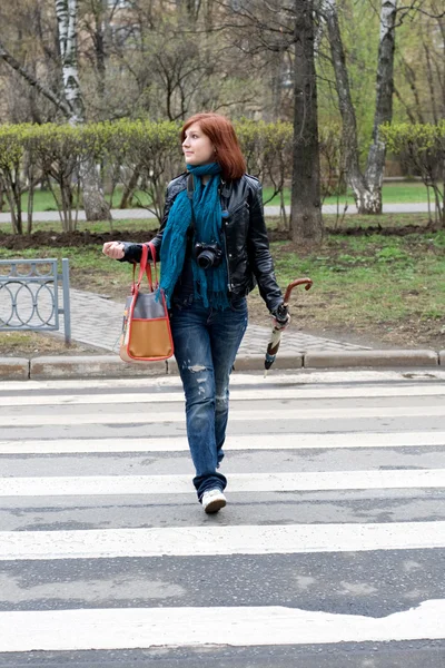 Menina atravessando a rua Imagens Royalty-Free