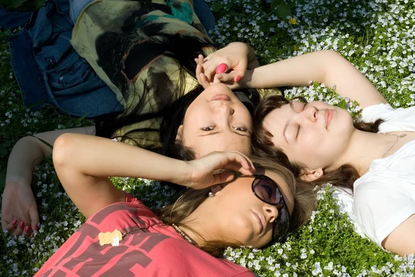 Meninas deitadas na grama — Fotografia de Stock