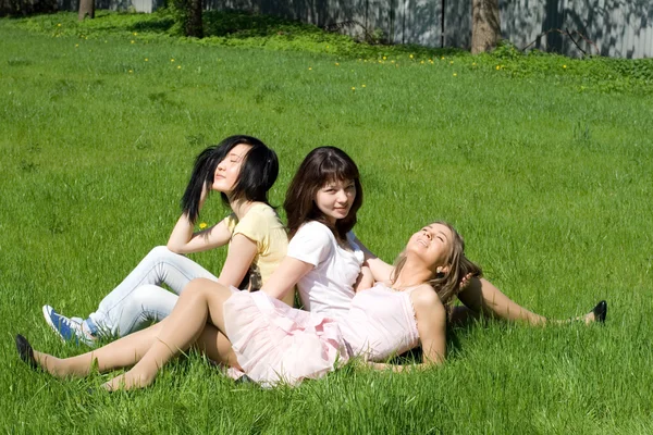Trois filles assises sur l'herbe — Photo