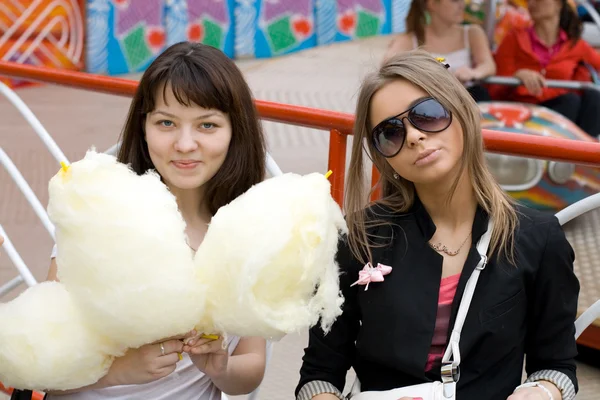 两个女孩吃棉花糖 — 图库照片