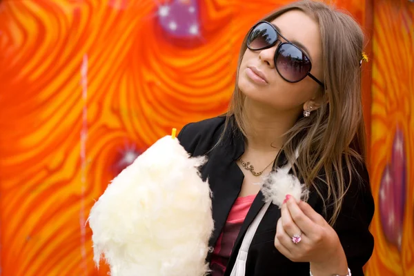 Girl eating candy floss — Stock Photo, Image