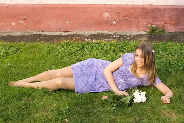 Chica con flores —  Fotos de Stock