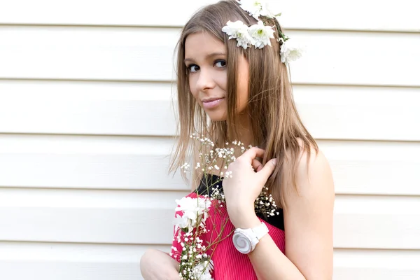 Chica con una flor —  Fotos de Stock