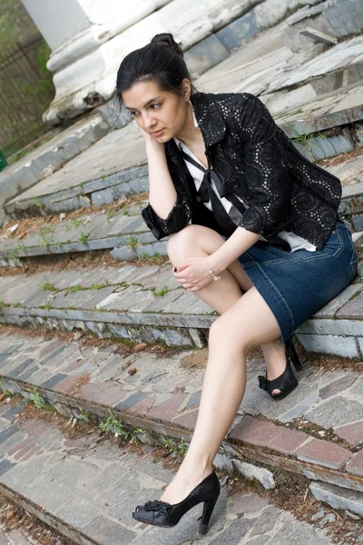 Meisje, zittend op trap buiten — Stockfoto