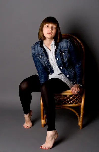 Приваблива дівчина сидить на стільці — стокове фото