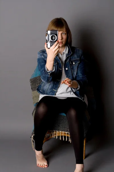 Дівчина з фотоапаратом — стокове фото