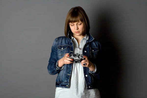 Bir kamera ile kız — Stok fotoğraf