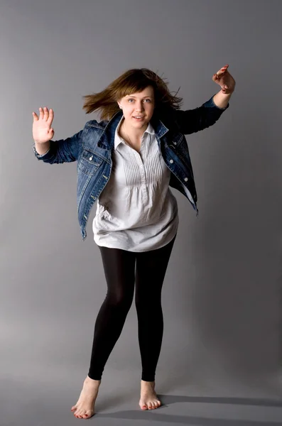 Frau tanzt im Studio — Stockfoto