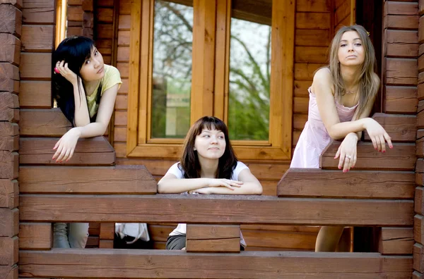 Três amigas em uma varanda — Fotografia de Stock