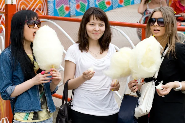 綿菓子を食べる 3 人の女の子 — ストック写真
