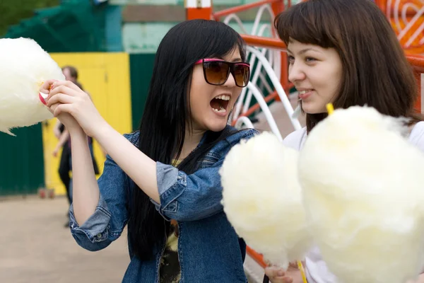 Duas meninas comendo fio dental de doces — Fotografia de Stock