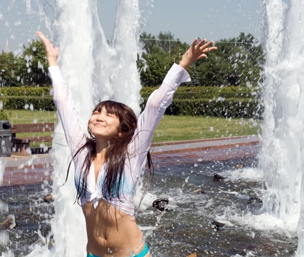 Mädchen badet in einem Stadtbrunnen — Stockfoto