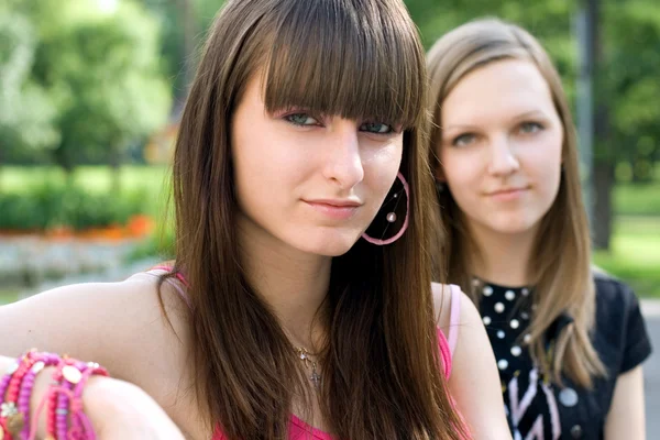 Two female friends sitting on bench — Stock Photo, Image