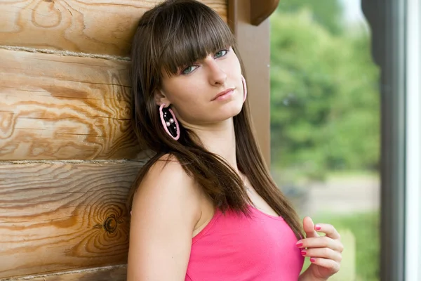 Dívka stojící na verandu — Stock fotografie