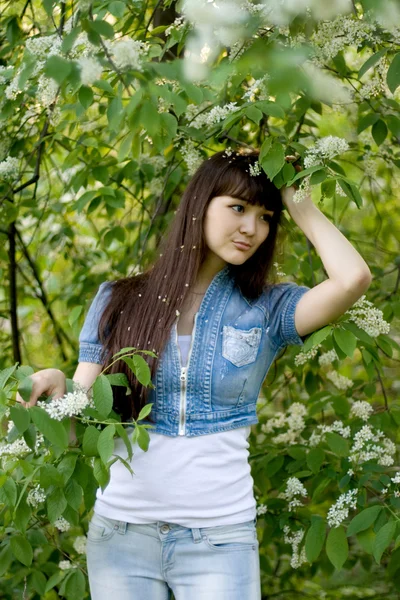 Flickan står nära lila — Stockfoto