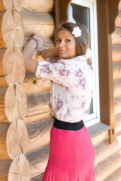 Κορίτσι στέκεται σε μια βεράντα — Φωτογραφία Αρχείου