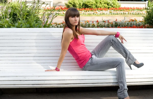 Meisje zittend op bank — Stockfoto