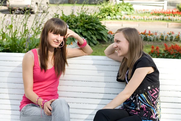Bankta oturan iki kadın arkadaş — Stok fotoğraf