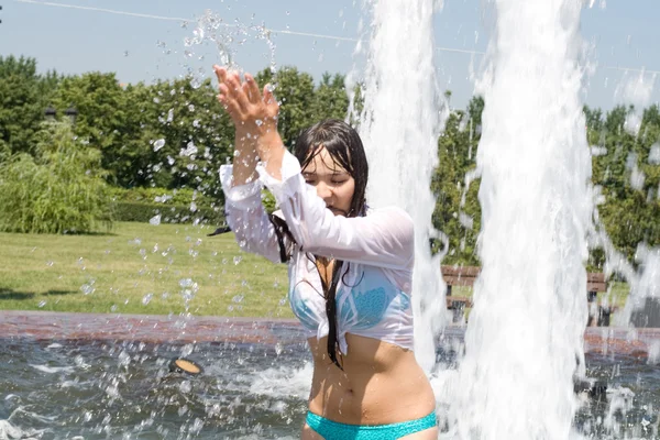 Дівчина купається в міському фонтані — стокове фото
