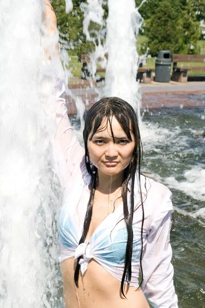 Chica bañándose en una fuente de la ciudad — Foto de Stock