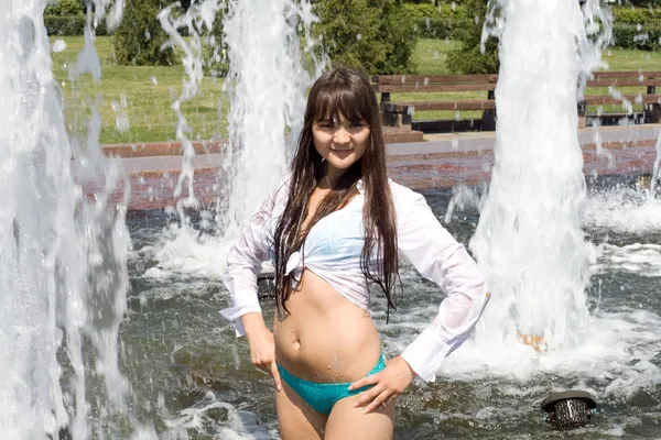 Дівчина купається в міському фонтані — стокове фото