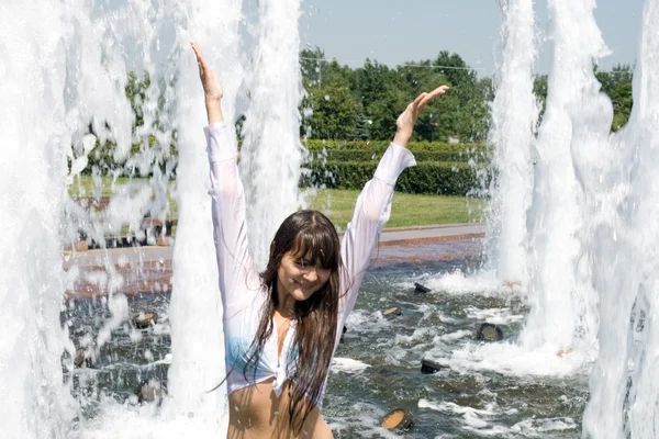 Menina tomando banho em uma fonte da cidade — Fotografia de Stock
