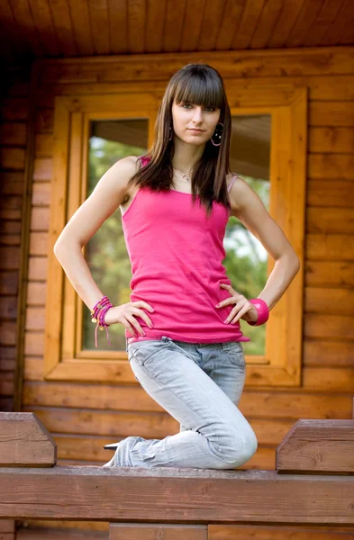 Bir veranda üzerinde duran kız — Stok fotoğraf
