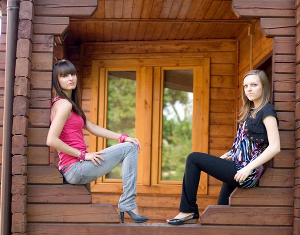 在阳台上的两个女性朋友 — 图库照片
