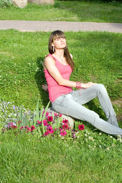 Chica tomando el sol al aire libre —  Fotos de Stock