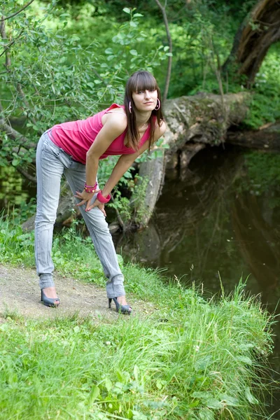 Chica caminando en el parque —  Fotos de Stock