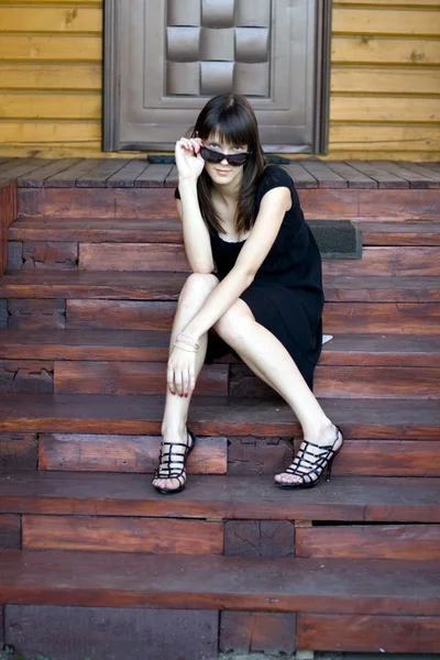 Menina sentada nas escadas ao ar livre — Fotografia de Stock