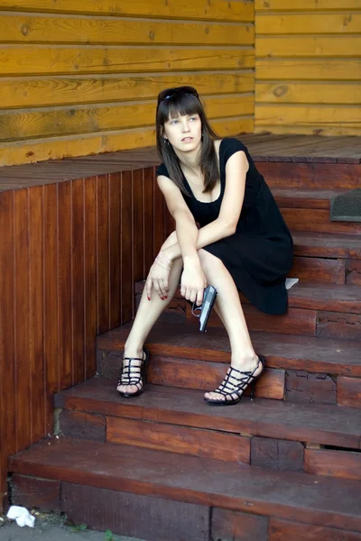 Flicka sitter på trappan utomhus — Stockfoto