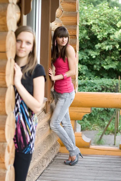 Bir veranda iki bayan arkadaş — Stok fotoğraf