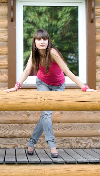Κορίτσι στέκεται σε μια βεράντα — Φωτογραφία Αρχείου