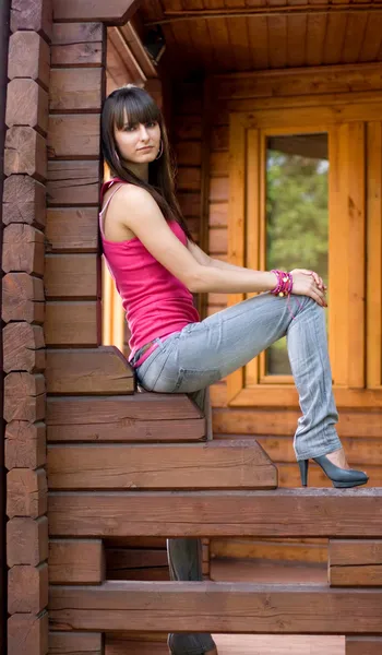 Flicka stående på en veranda — Stockfoto